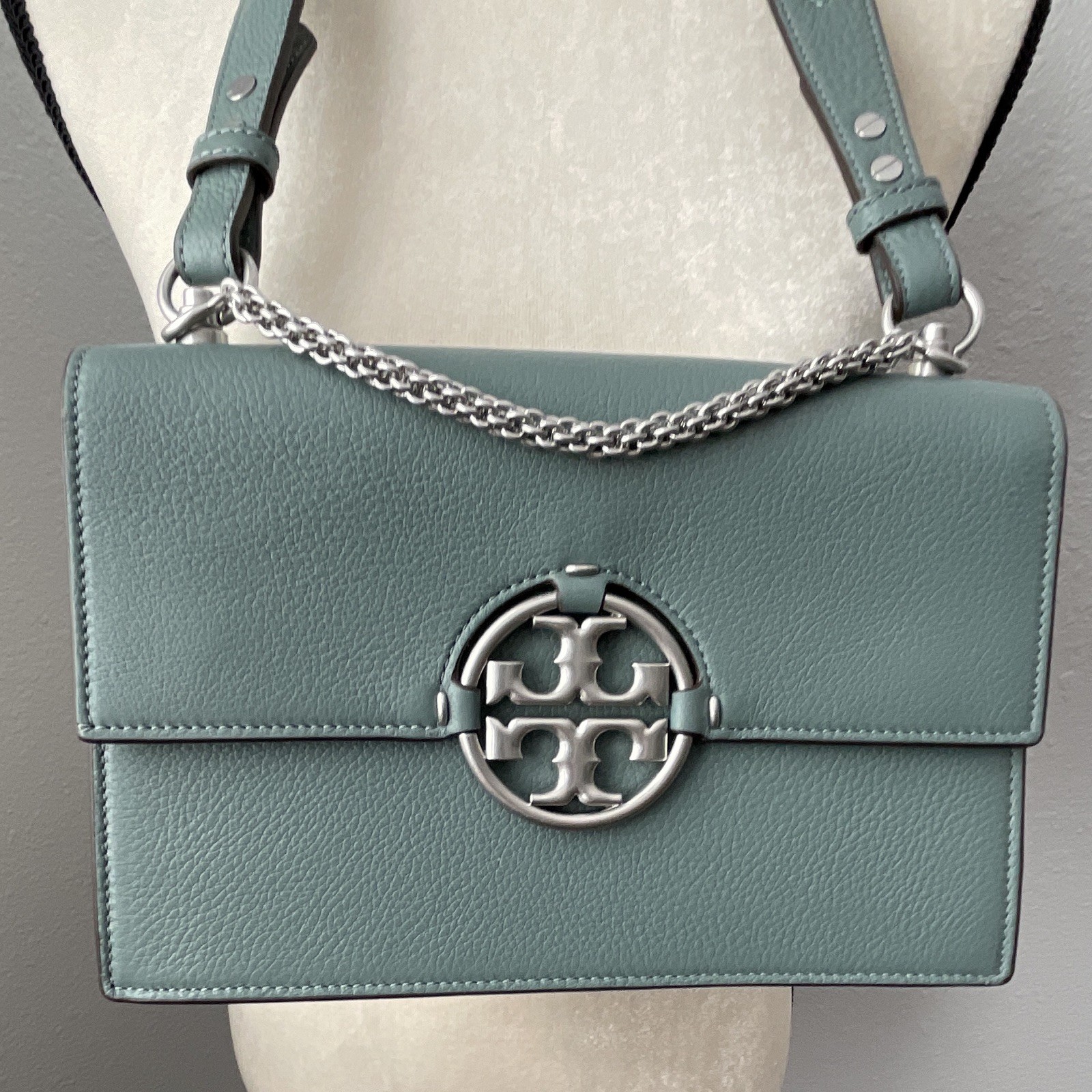 Tory Burch Women’s Blue Pebbled Shoulder Bag Logo Chain Strap Magnetic Medium