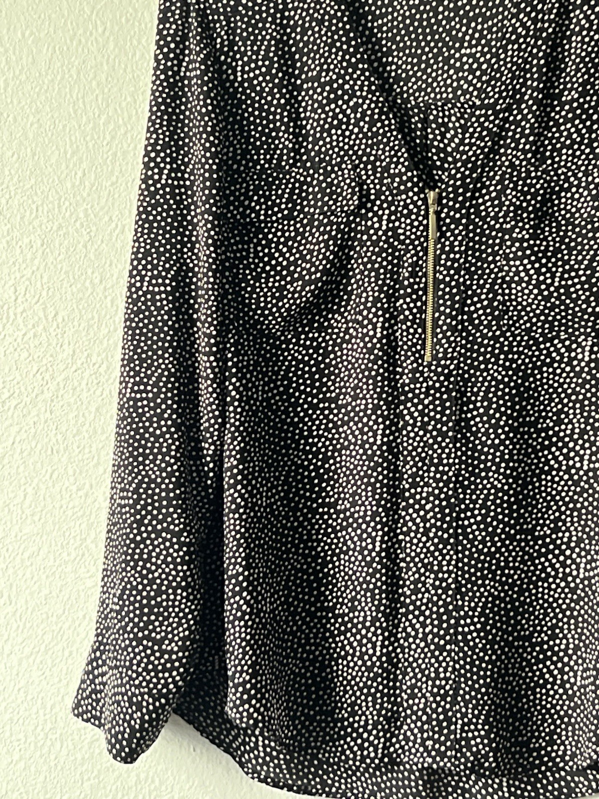 Express Women’s Micro-Dot Lightweight V Neck Adjustable Sleeve Blouse Size M