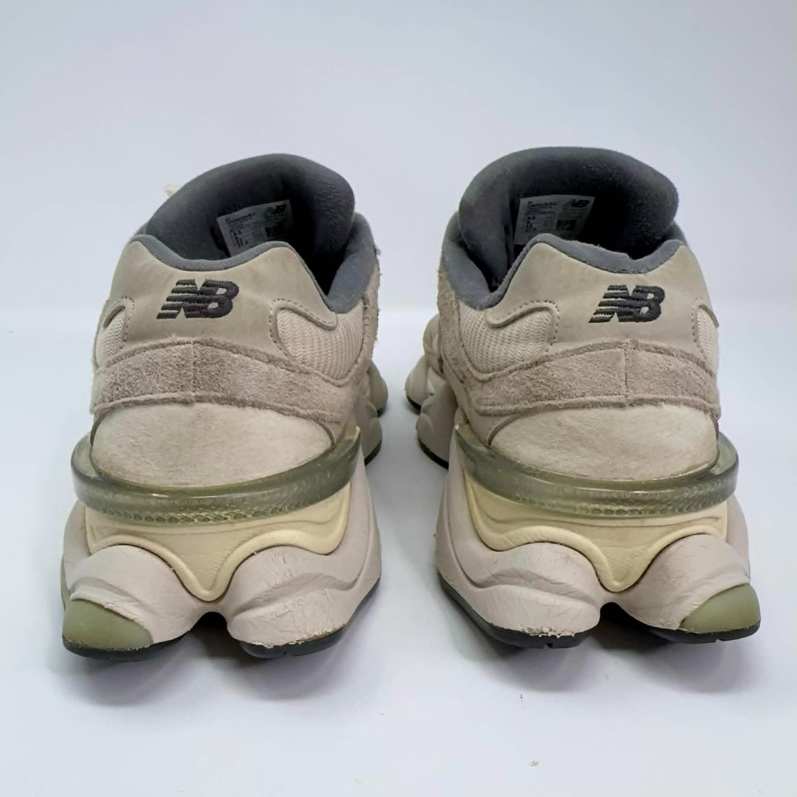 New Balance 9060 Sneaker Men’s 9.5 Suede Sea Salt Tan Khaki Grey U9060MAC NB Run