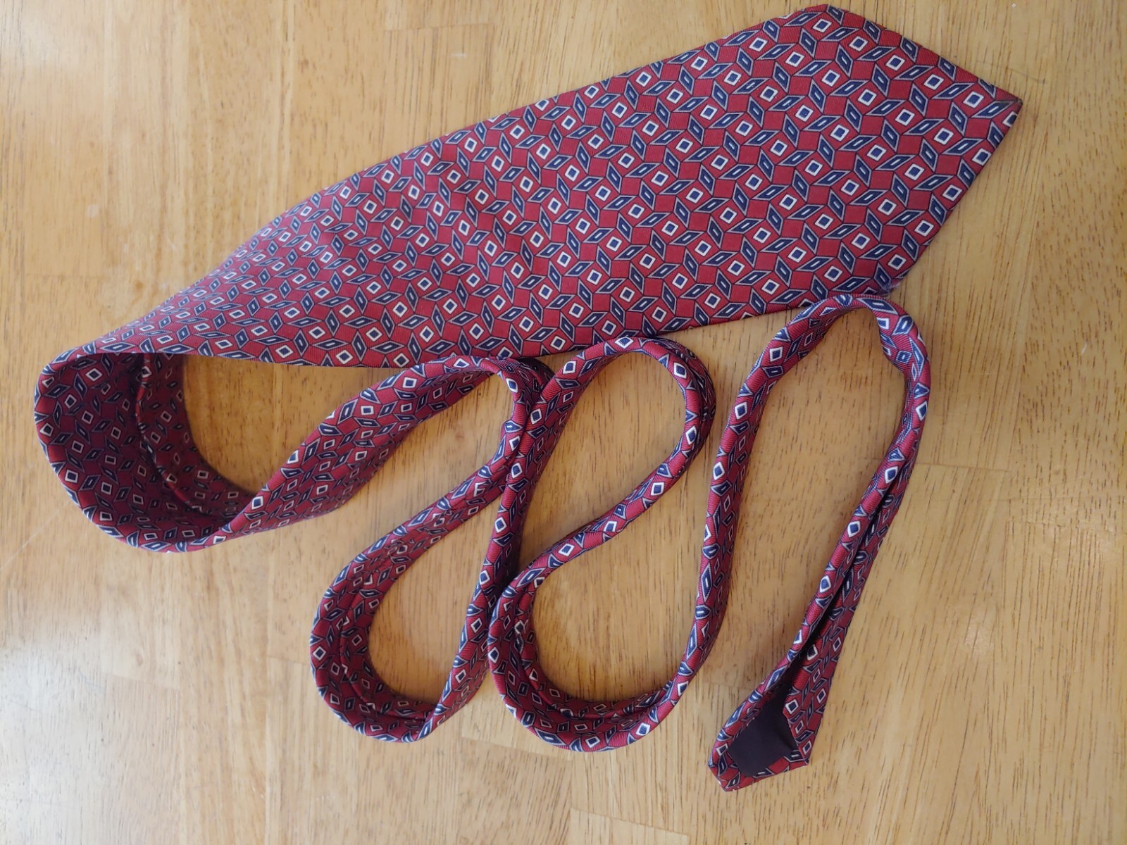 BROOKS BROTHERS RED GEOMETRIC 100% SILK NECKTIE MADE IN USA 58in X 3.5 in