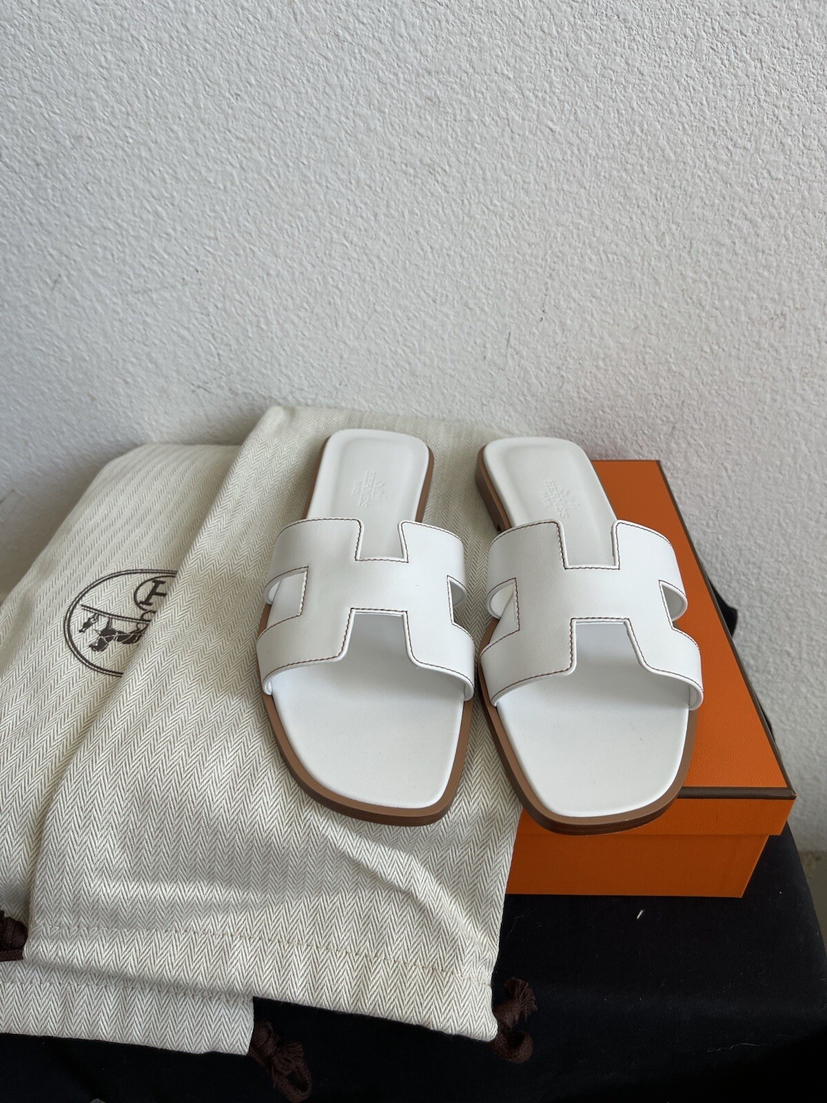 Size 38EU NEW in box HERMÈS White Calfskin Oran Sandals w/ receipt