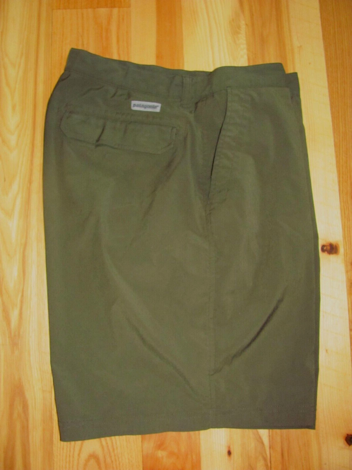 Patagonia 57600 Army Green Flat Front Polyester Trave Shorts Men’s 38×9.5 (TD10)