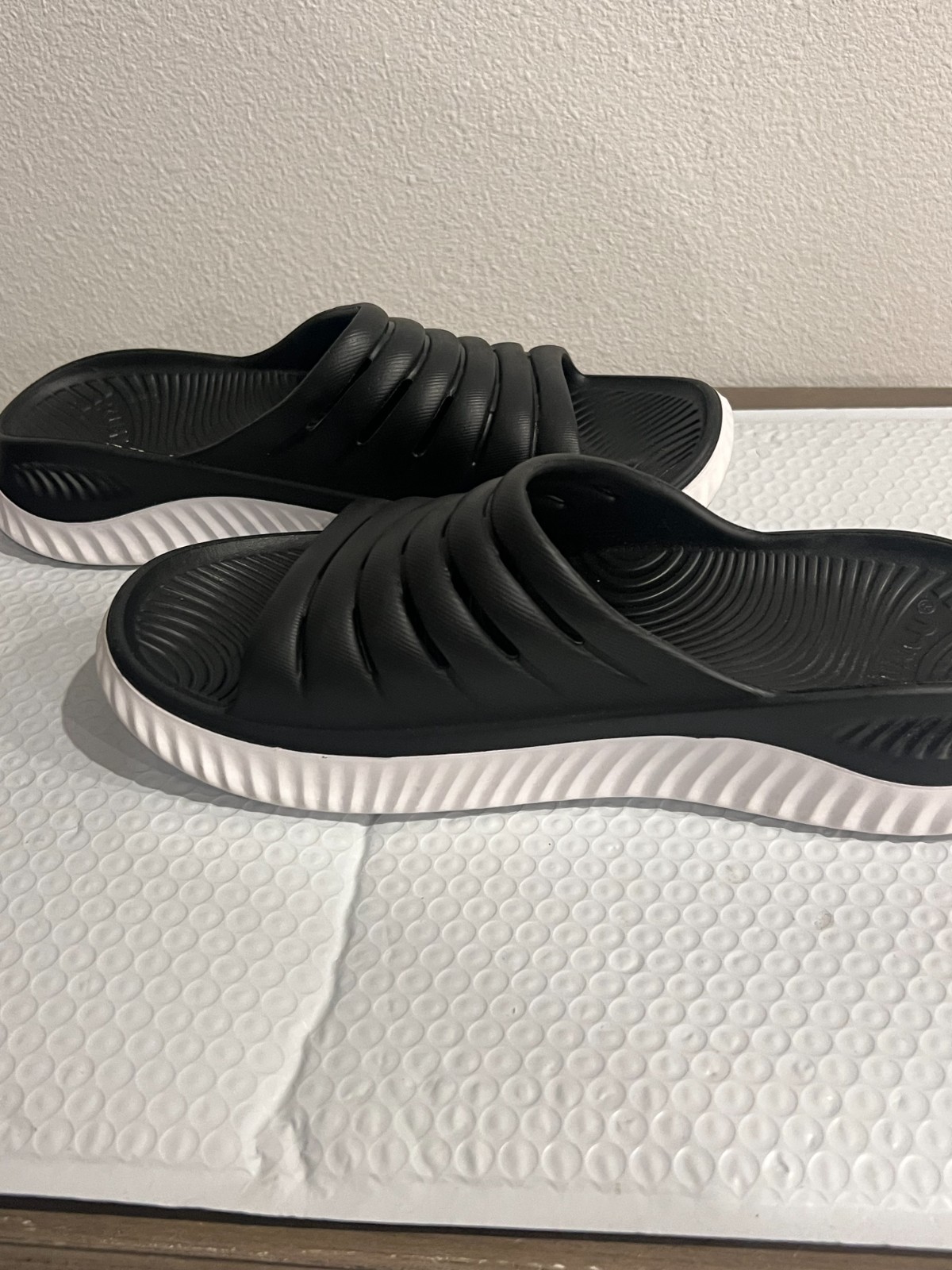 KUAILU Unisex Black & White Arch Support Open Toe Recovery Sports Slides Size 11