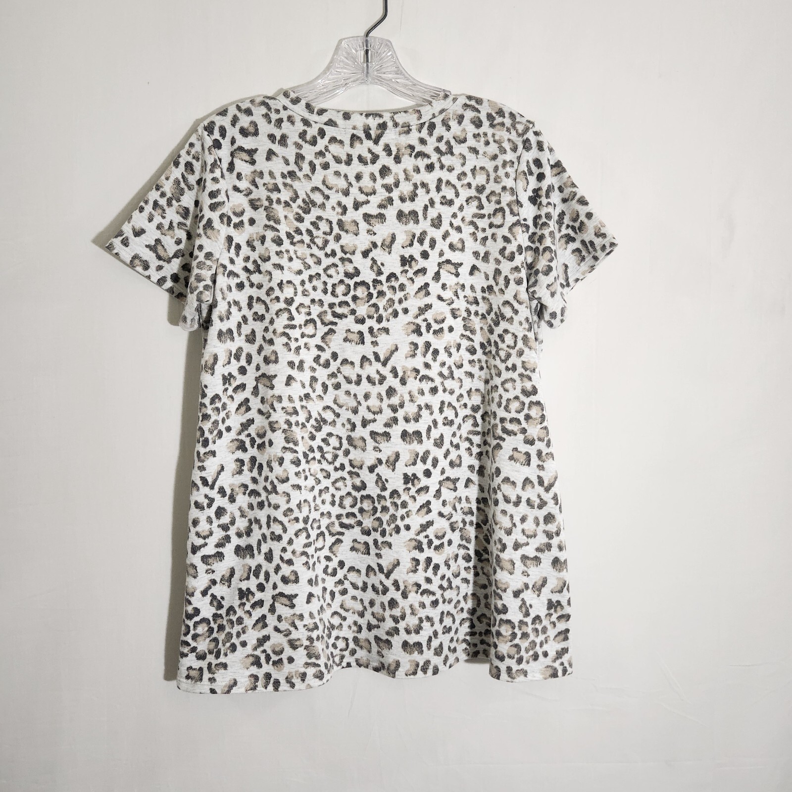 Giddy Up Glamour Womens Shirt M White Leopard Print V-neck Short Sleeve Top