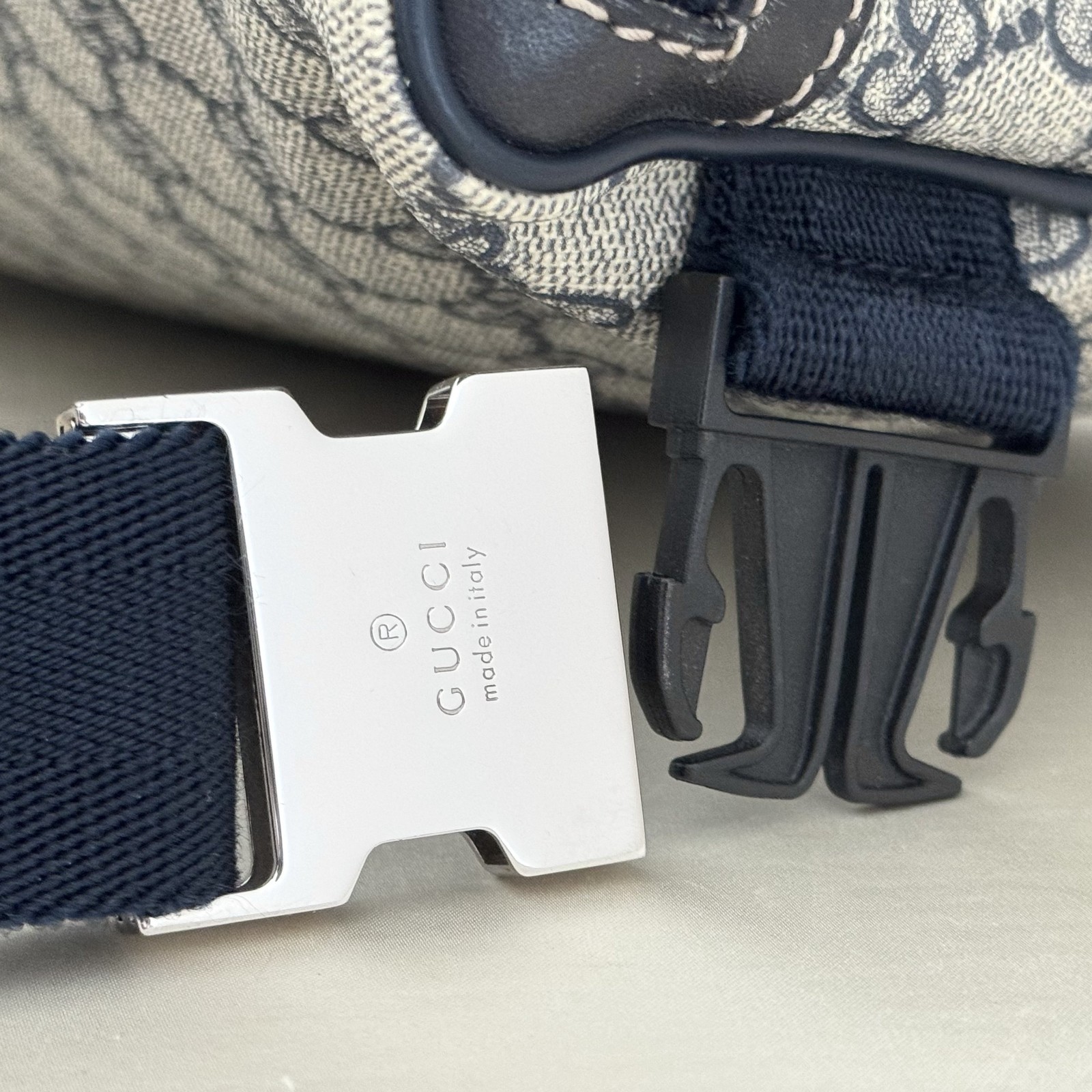 GUCCI GG Supreme 211110 Body Bag Beige Navy Leather Waist Belt Pouch Men’s Italy