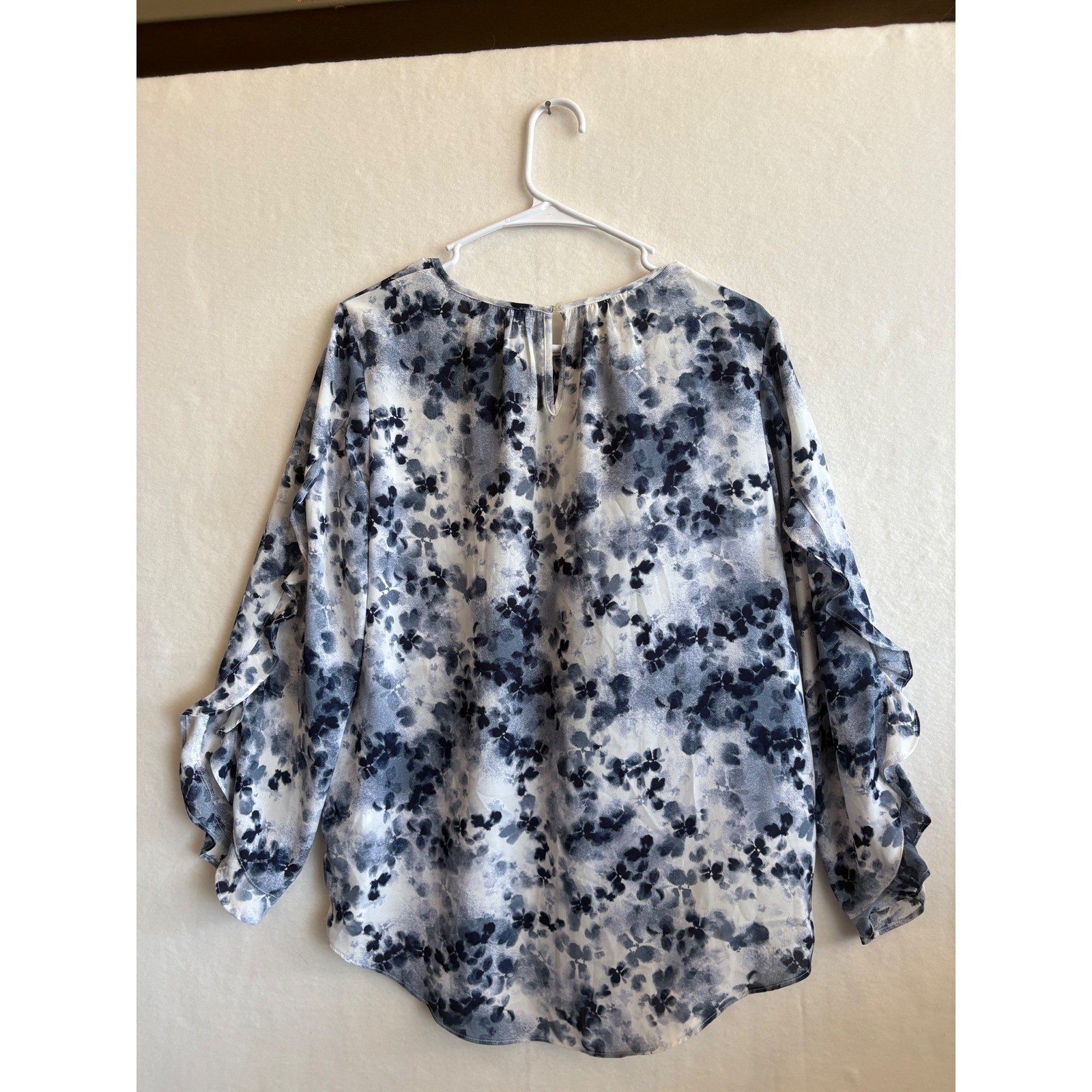 Simply Vera Vera Wang Blue White Floral Ruffle Sleeve Keyhole Blouse Small