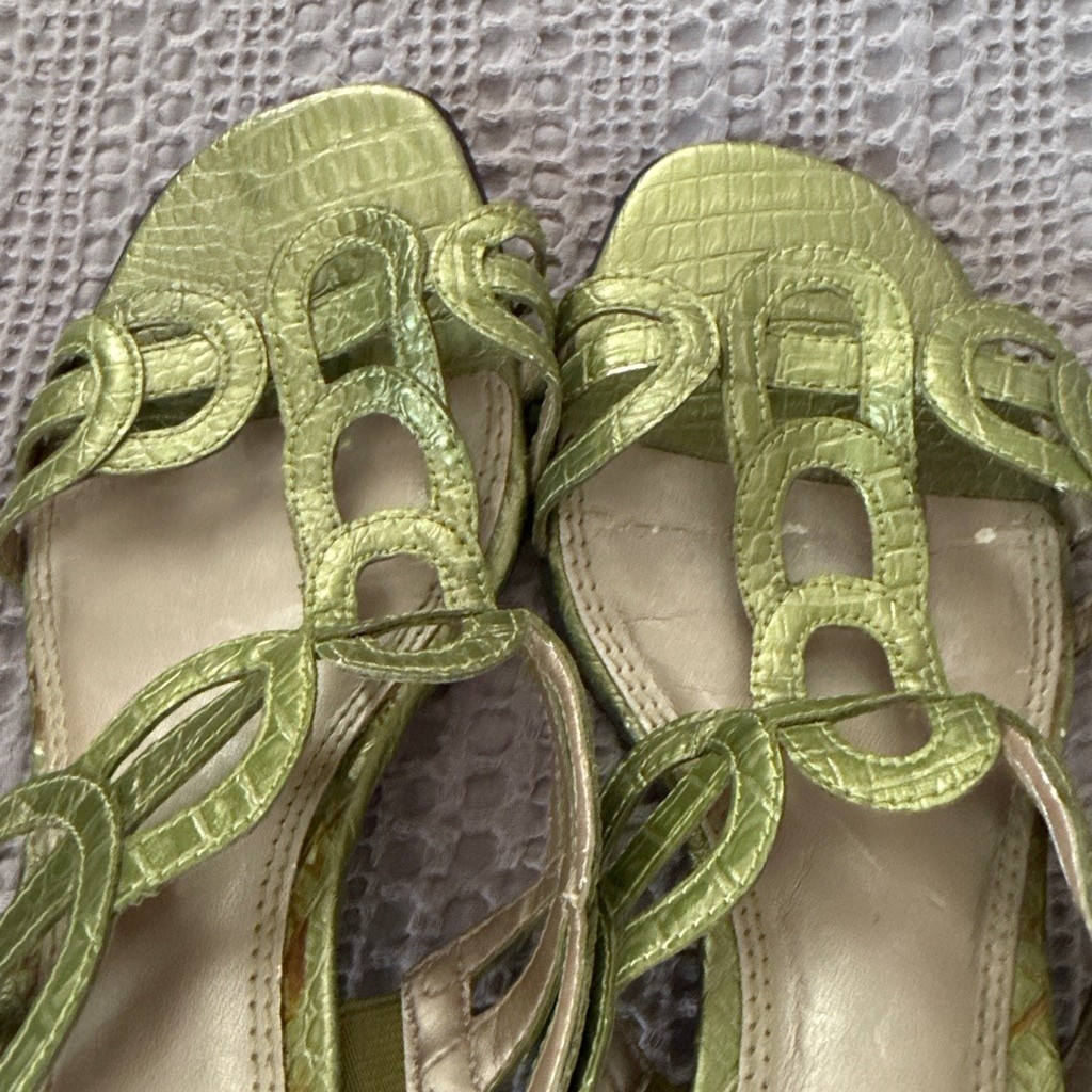 Women’s Life Stride Green Crocodile Embossed Sandals Size 8.5