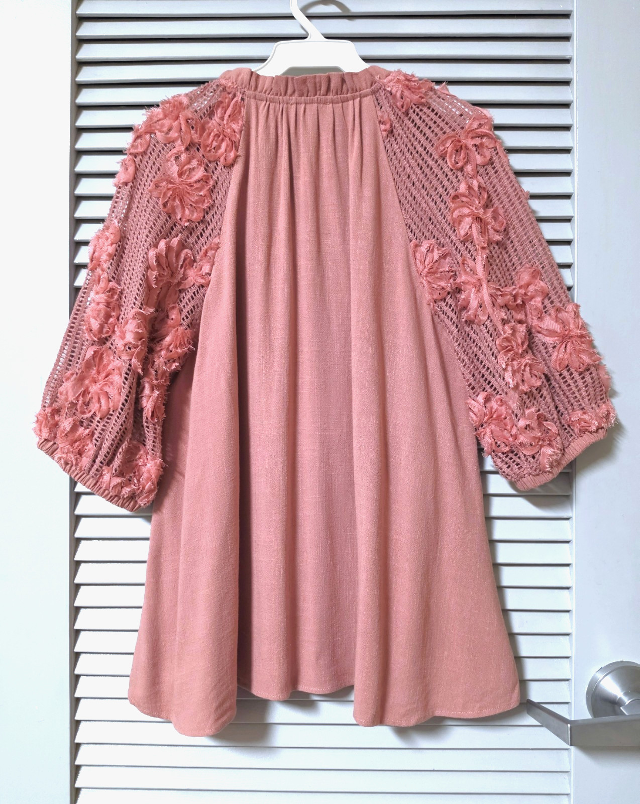 3/4 dusty rose crochet floral slev ruffle tie neck top M