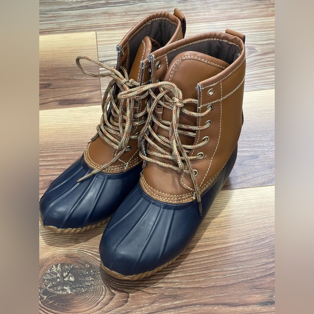 Khombu 6M “Letty” Leather and Man Made Upper Brown and Blue Duck Boots
