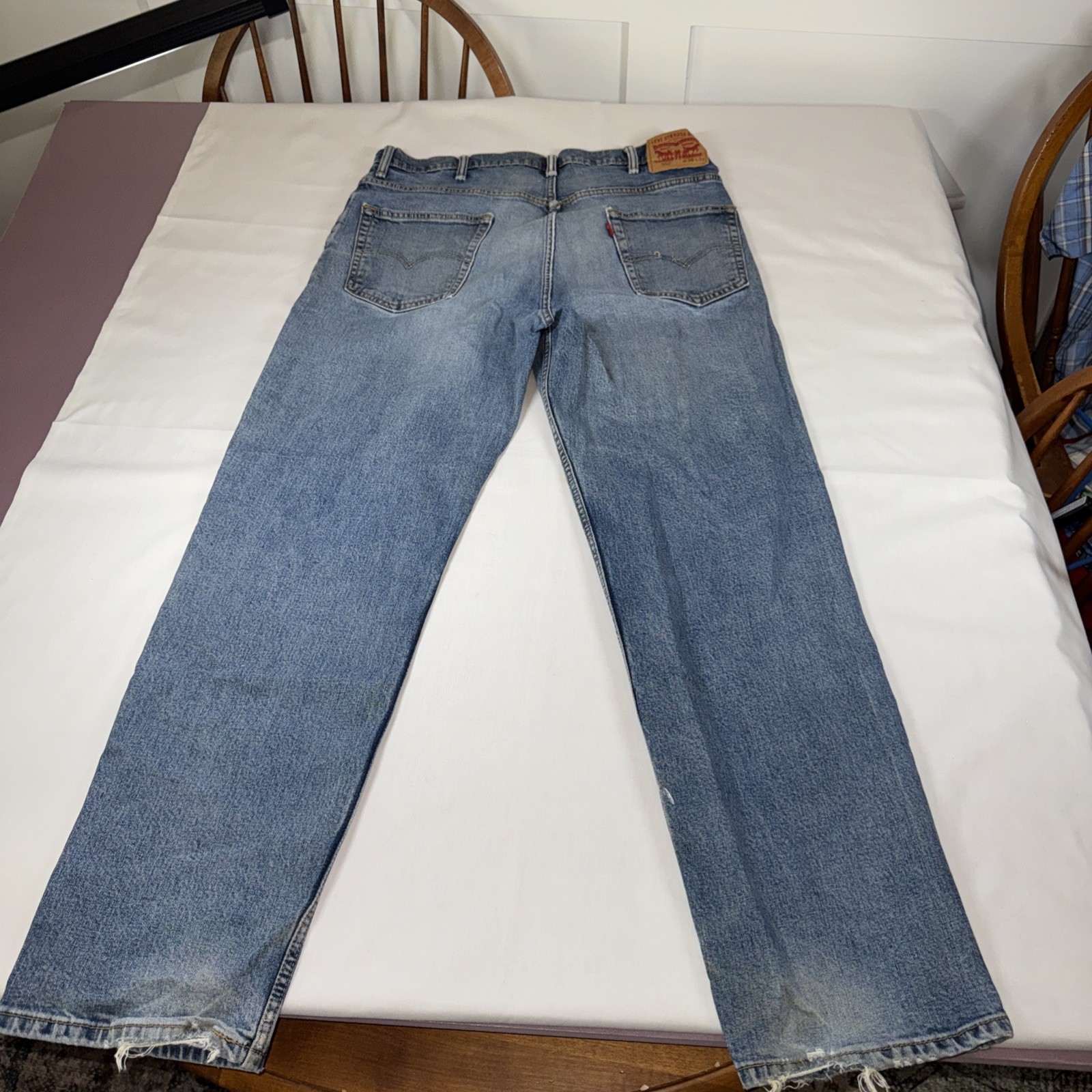 Levi’s 550 Men’s Relaxed Fit Jeans – Stonewash Blue Size 38×34 Thrashed