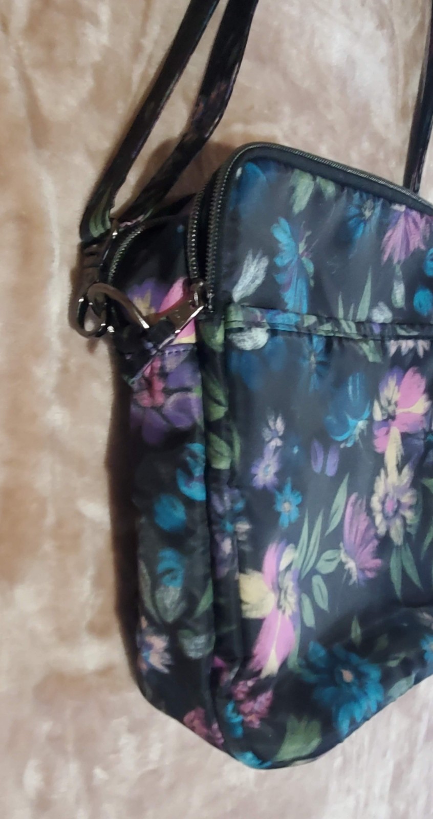 NWOT Lug Compass Bloom Black Floral Crossbody Bag Multi Pocket Organizer Purse