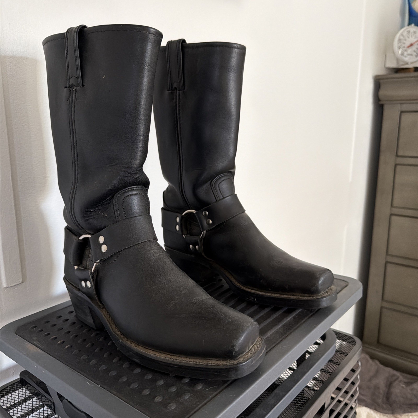 8 M – FRYE Harness Boots Black Leather Women’s including Cedar Wood Boot Trees