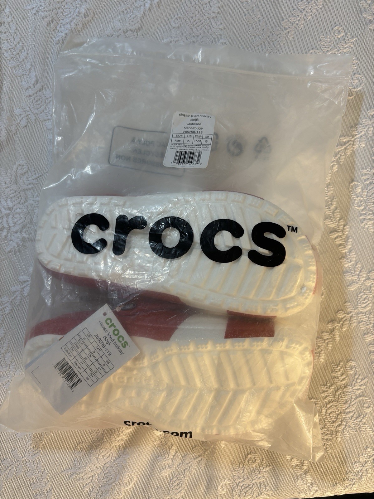 Crocs Classic Lined Holiday Clog White Red Kids J5 New with Tags 209298-119 NWT