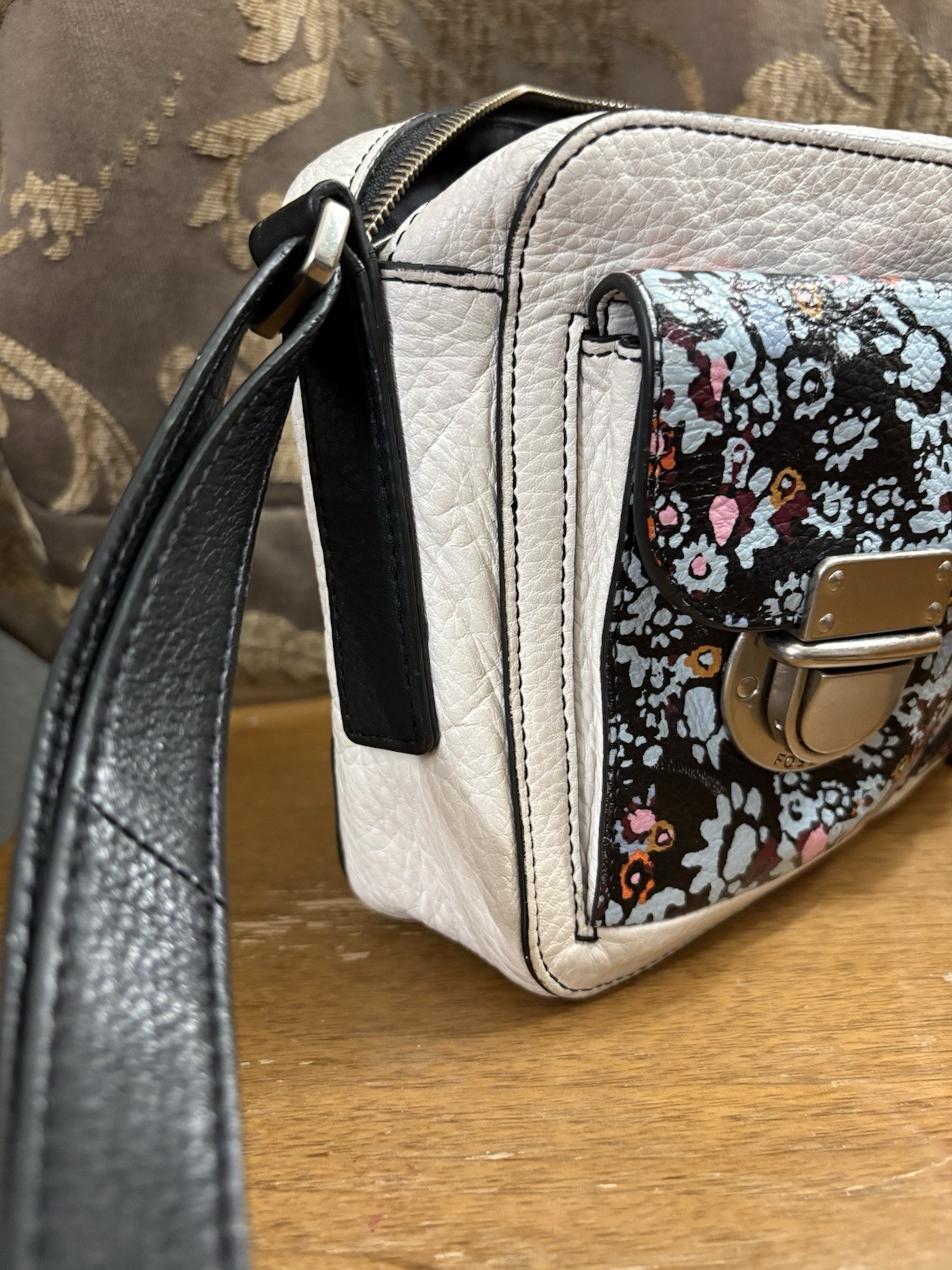 Clean Fossil White Leather Crossbody Purse with Push Lock Pockets