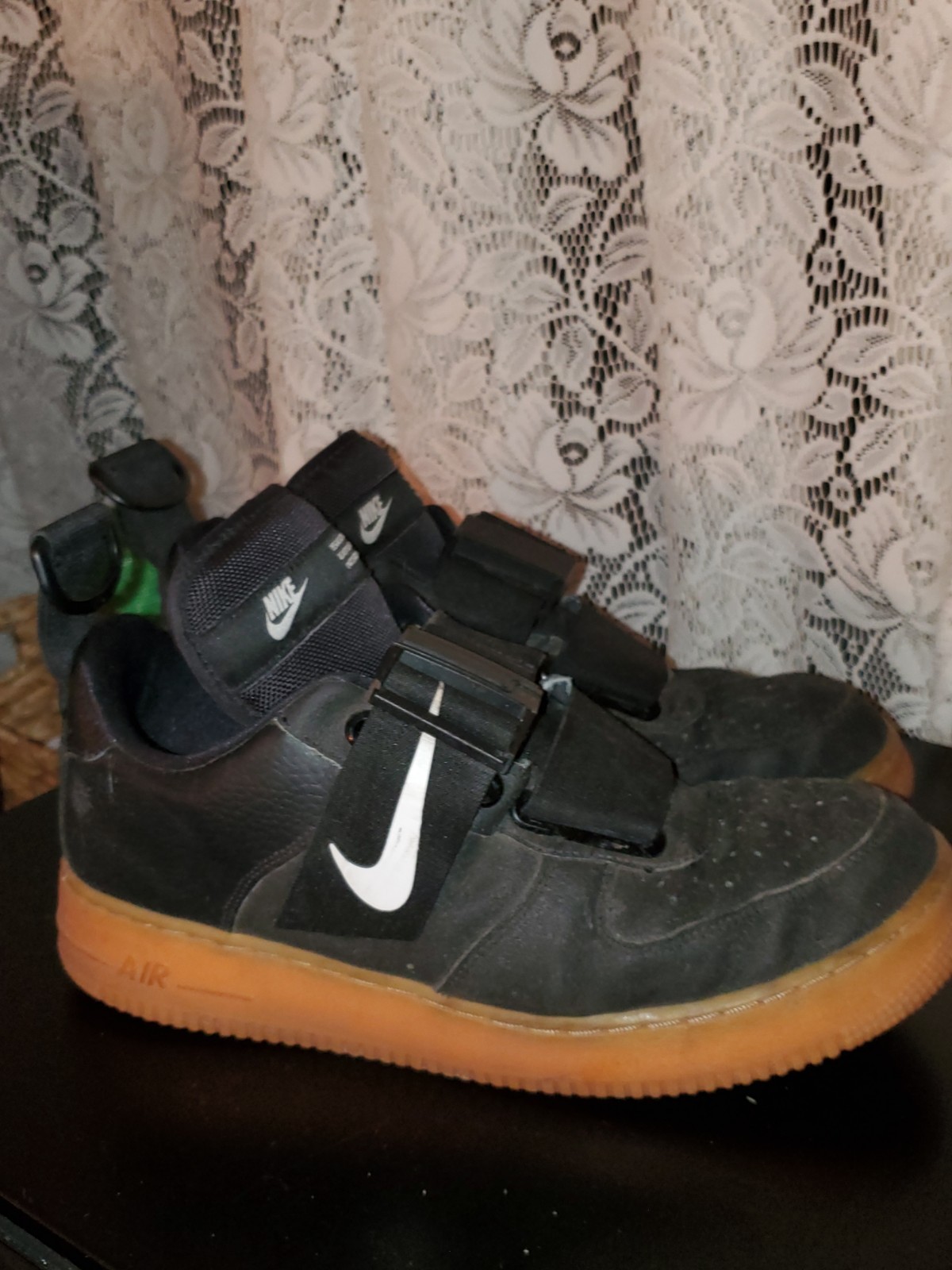 Nike Men’s Low Top Athletic Sneakers Black Solid Buckle Hook & Loop Gum Sole
