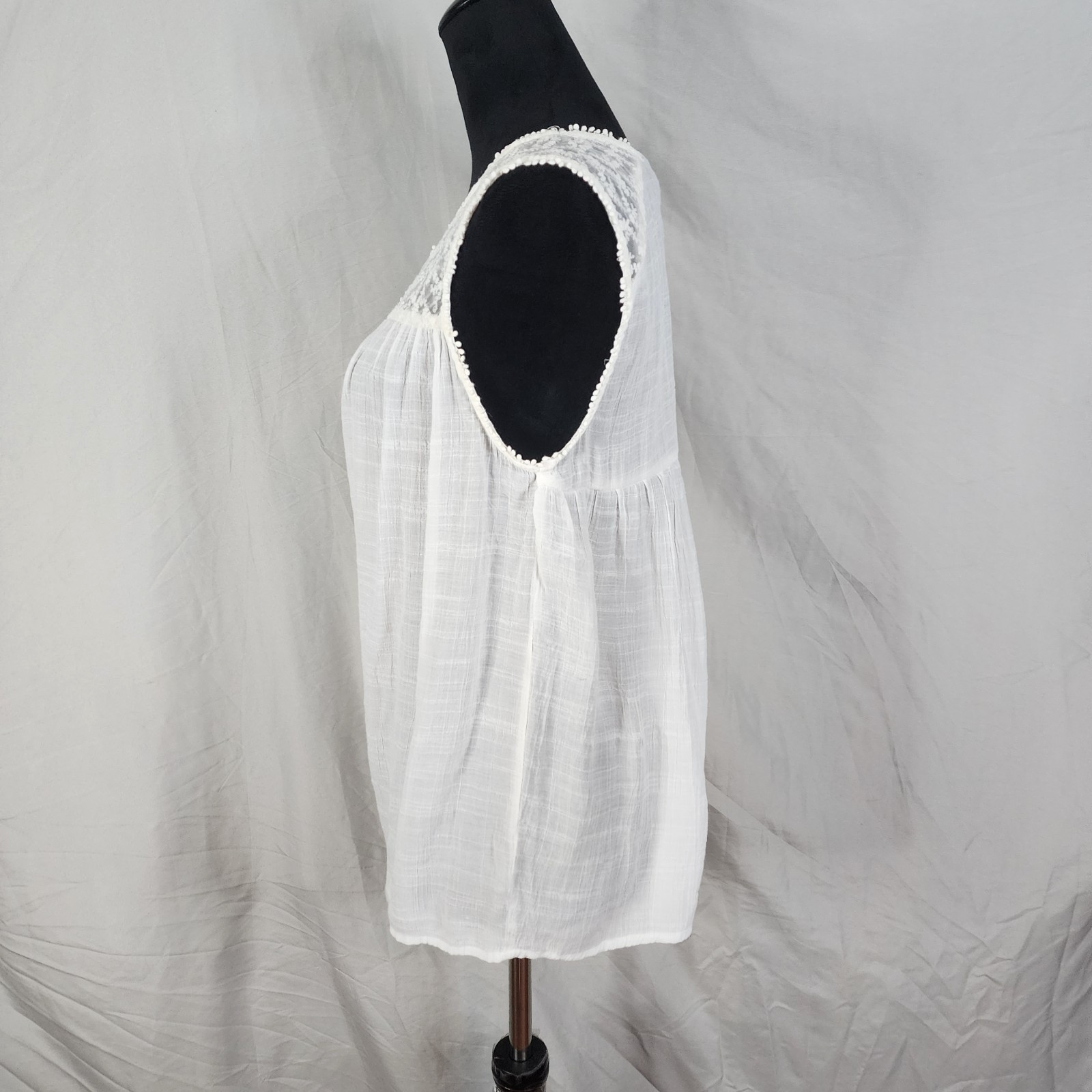 NEW DIRECTIONS Size Medium Dainty Floral Embroidered White Crochet Lace Blouse
