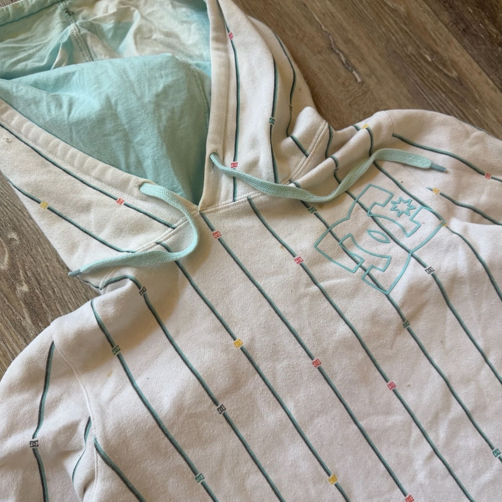 DC Shoes Women’s Pinstripe Logo Pullover Hoodie Sweatshirt White/Mint