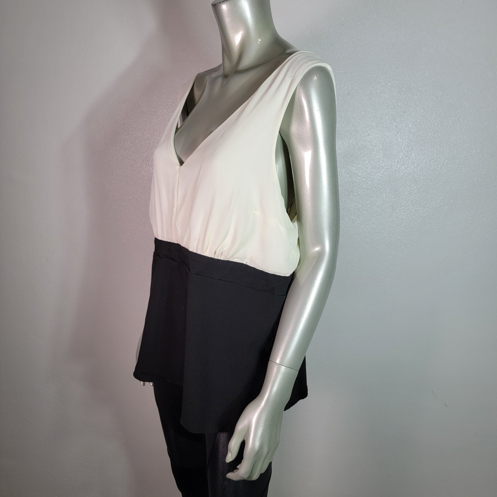 Torrid Top Plus Size 2X Zip Up Back Stretch V-Neck Sleeveless Pullover Black