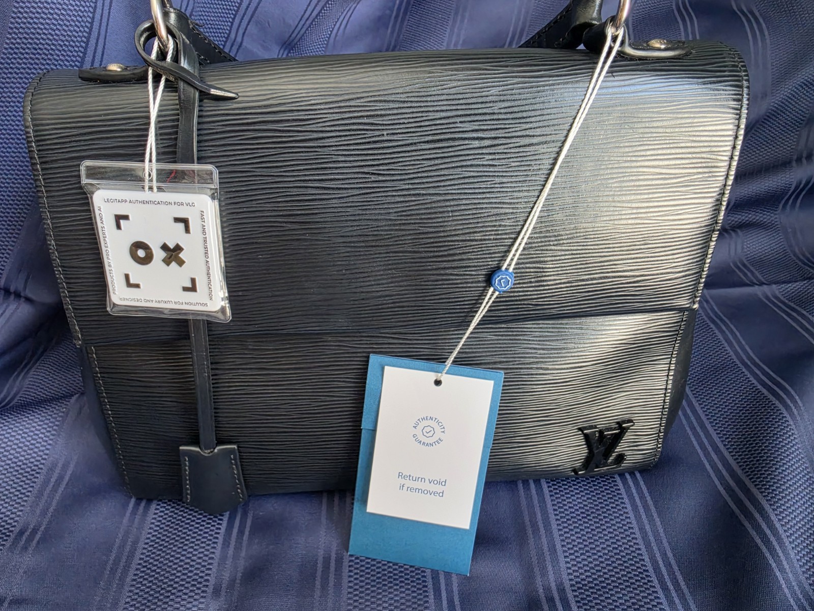 Louis Vuitton Black Epi MM Cluny Satchel Top Handle Detachable Strap Silver HW