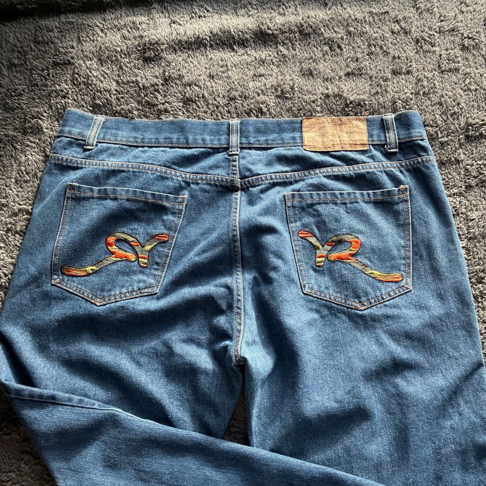 Rocawear Classic Fit Men’s Jeans Size 46×32 Embroidered Back Pocket Logos