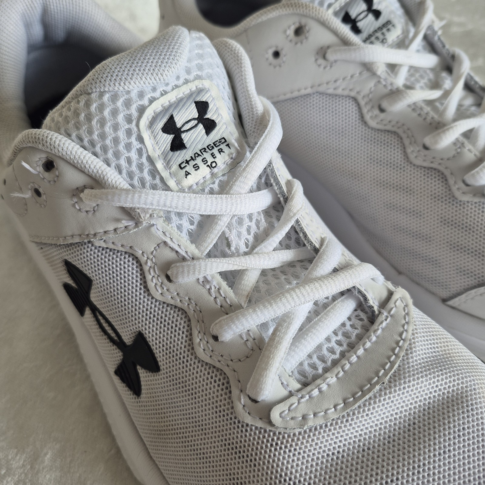 Under Armour Charged Assert Men White Black Mesh Sneakers Size 10.5 3026175-104
