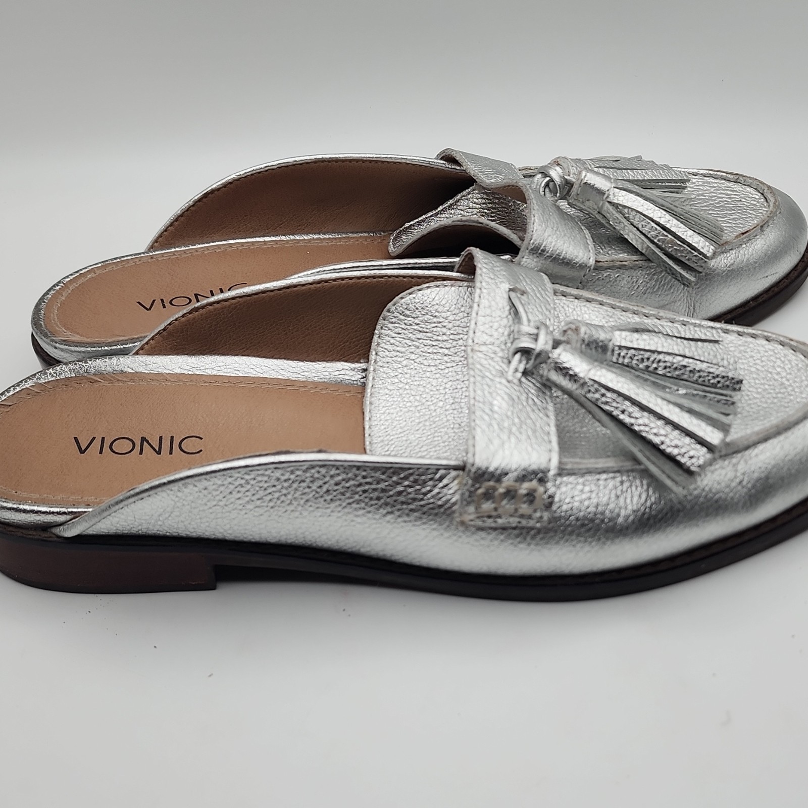VIONIC Silver Leather Tassel Slip-On Loafer Flat Round Toe Women’s US 9 EU 41