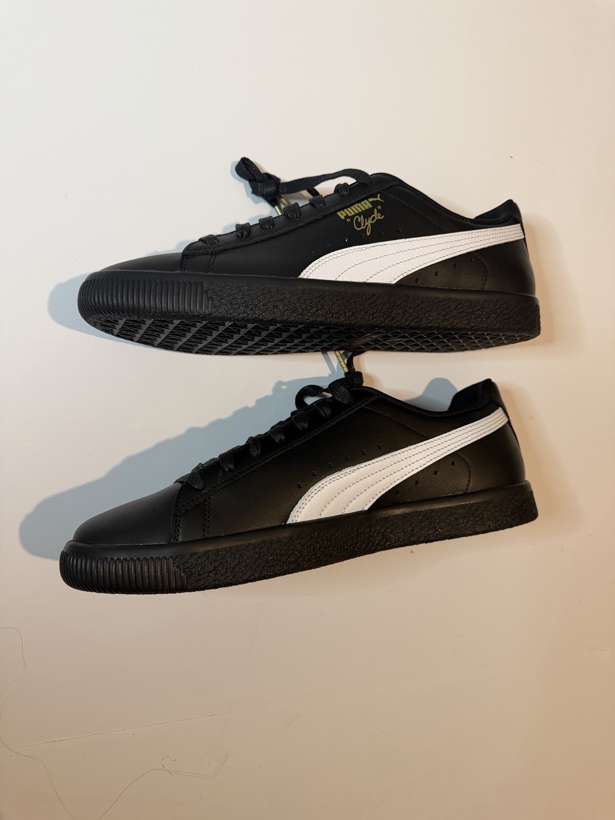 PUMA Clyde Men’s Low Top Lace-Up Sneakers Black/White Rubber Sole