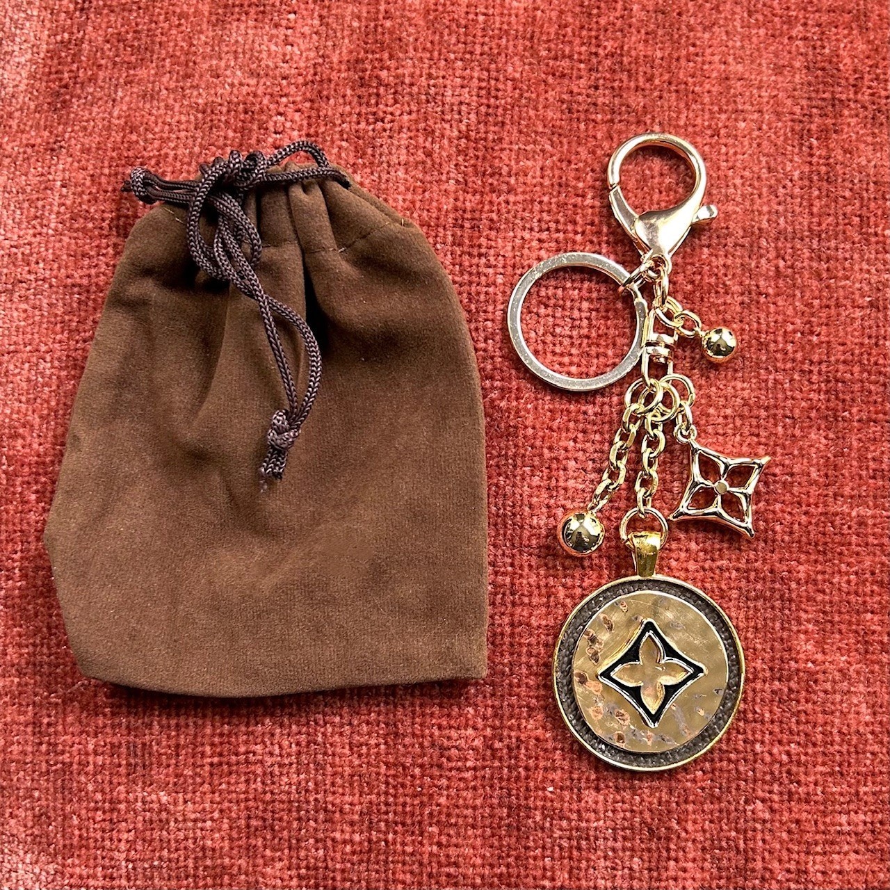 RUSTIC CLOVER Bag Charm Brown Black Gold Tone💮