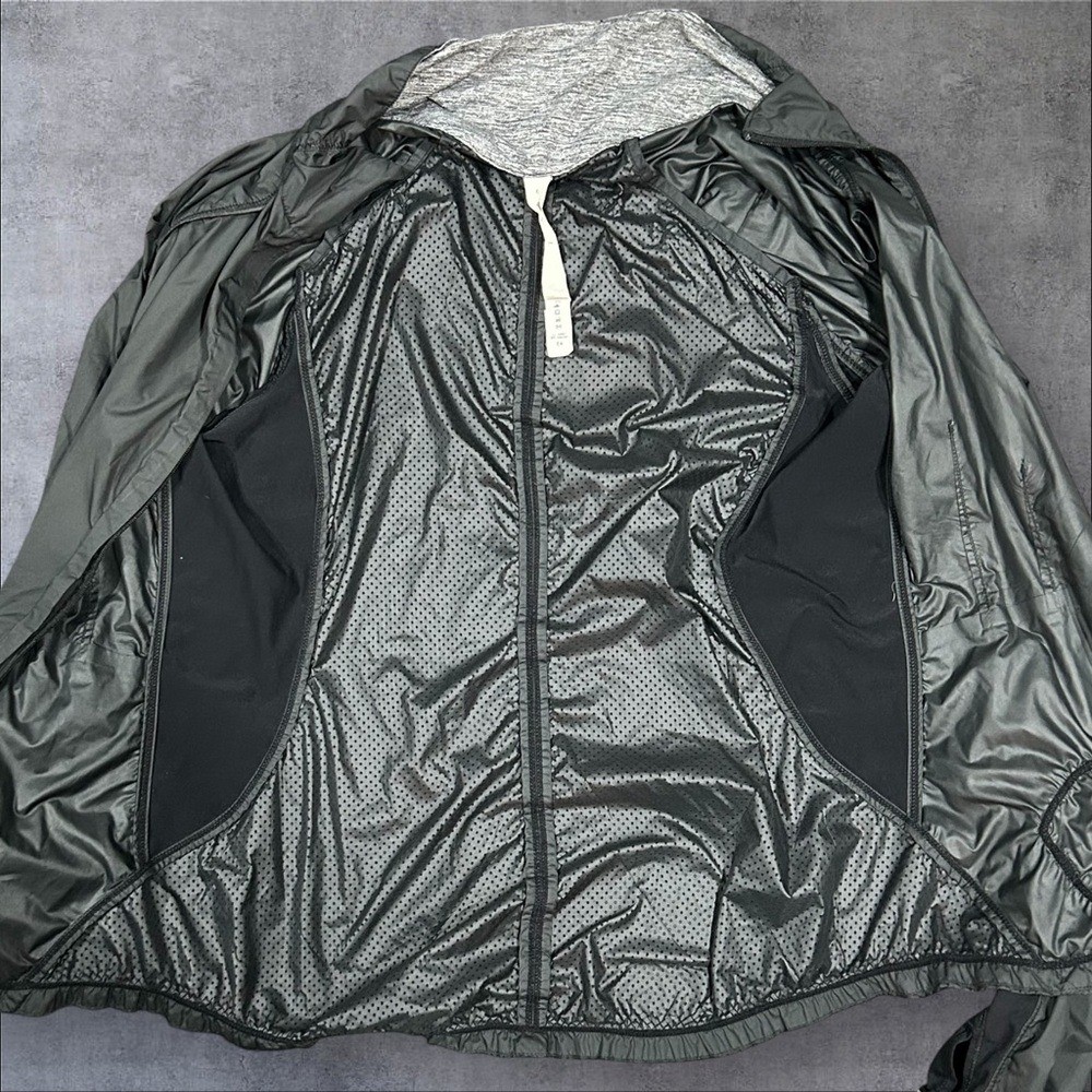 Lululemon Run Essential Jacket Black / Anthracite Grey Sz 6