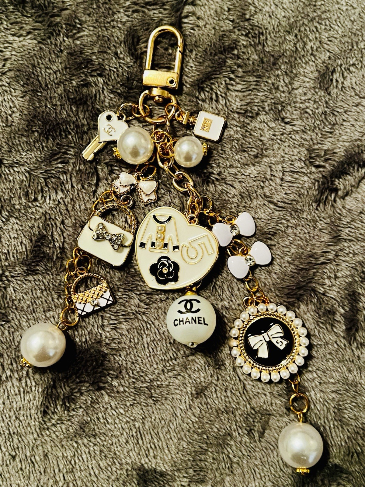 🎀🛍️Chanel Gold White Logo Bow & Bag Pearl Rhinestone Charm Keychain🛍️🎀