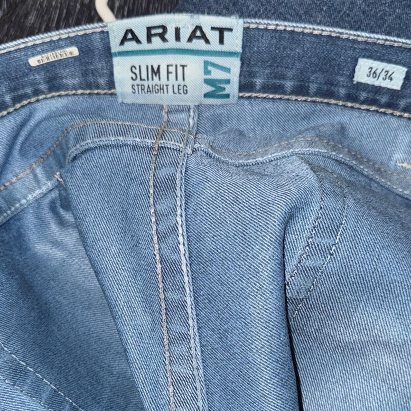 EUC 36X34 Ariat Light Blue Denim Jeans