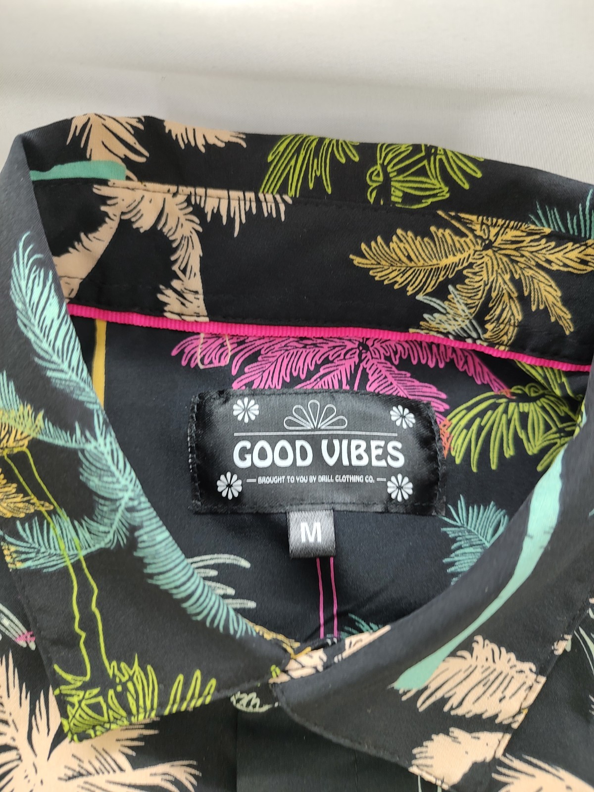 Good Vibes Mens Size Medium Poly/Spandex Blend Short Sleeve Hawaiian Button Up