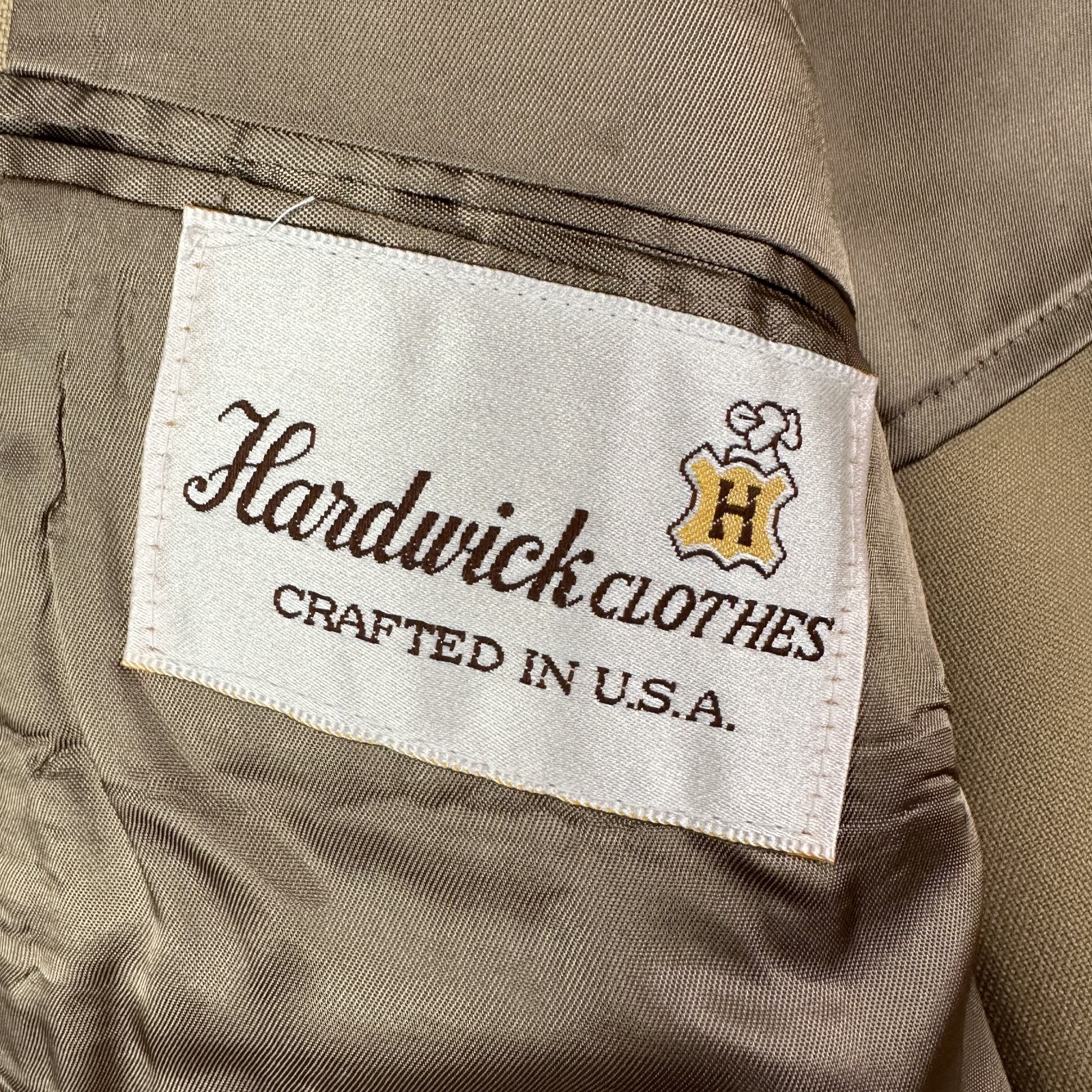 Hardwick Suit Mens 48R Tan 2 Button Gold Accents 100% Polyester Pants 40×29 Flat