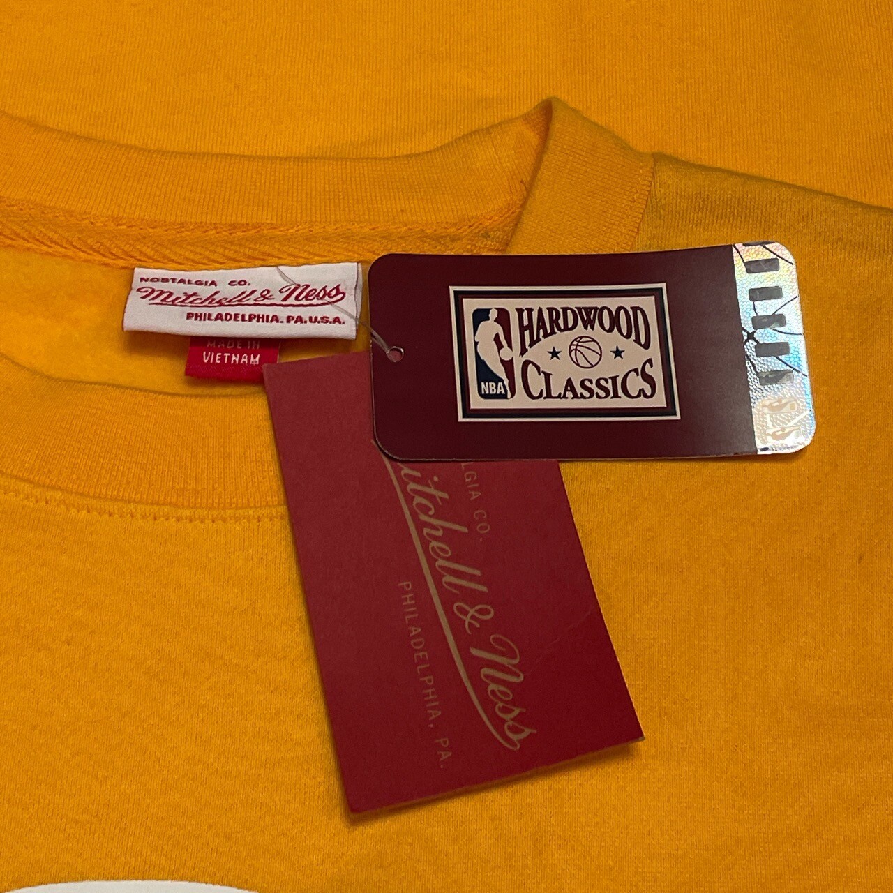 MITCHELL & NESS LOS ANGELES LAKERS RETRO LOGO YELLOW SWEATSHIRT (SMALL)