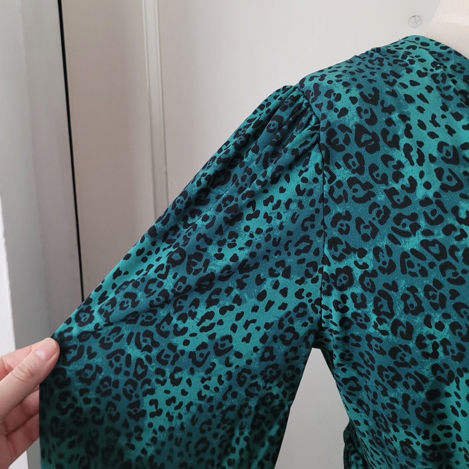Jolie Moi Green Animal Print Jersey Dress V-neck Knee Length Pockets Size 14 Uk