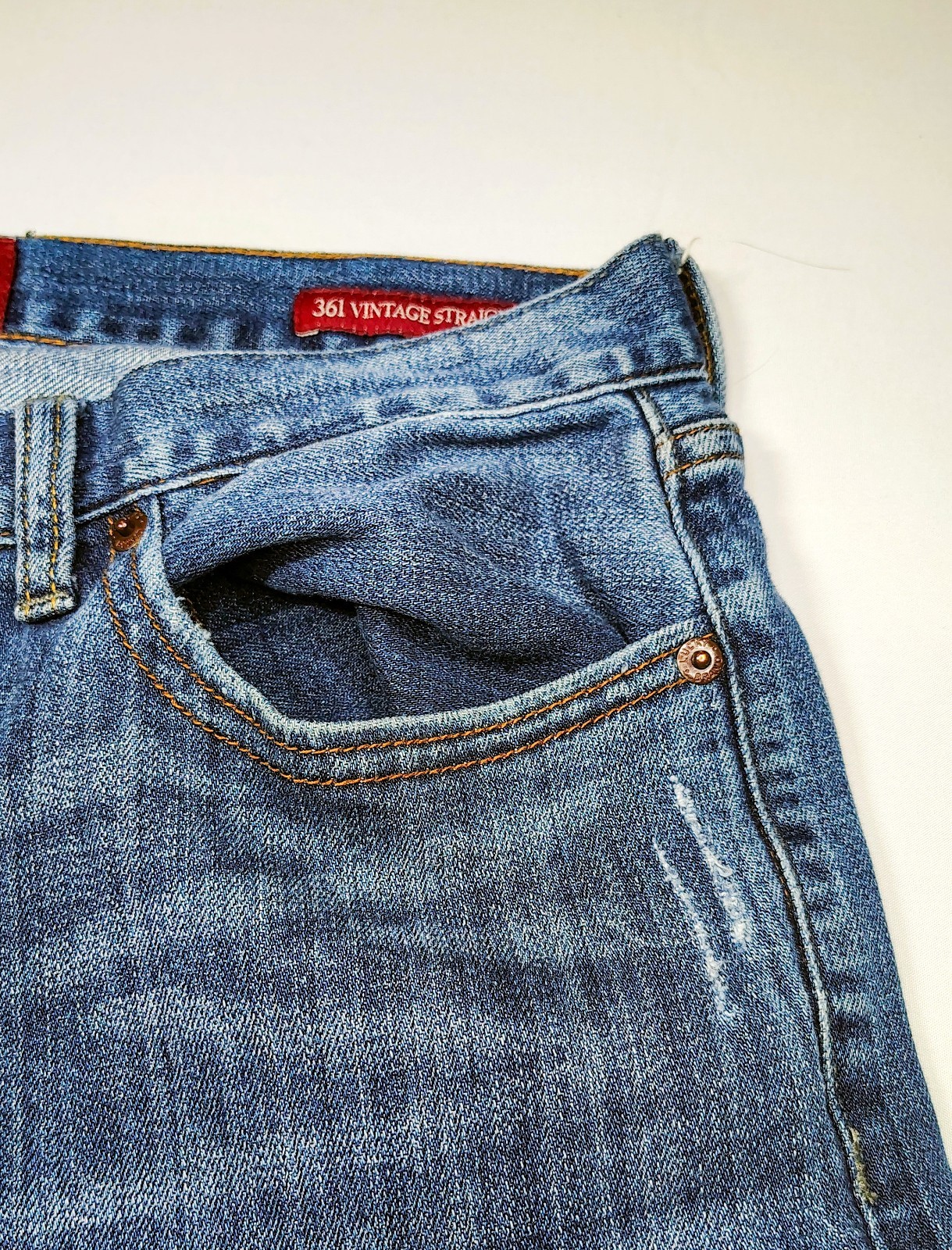 Lucky Brand Men’s Blue Medium Wash Denim Straight Leg Zip/Button 5-Pocket Jeans