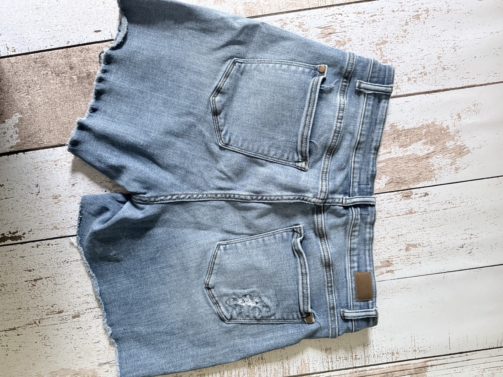 Judy Blue Los Angeles 1XL Light Wash Distressed Fringe Cut-Off Denim Shorts