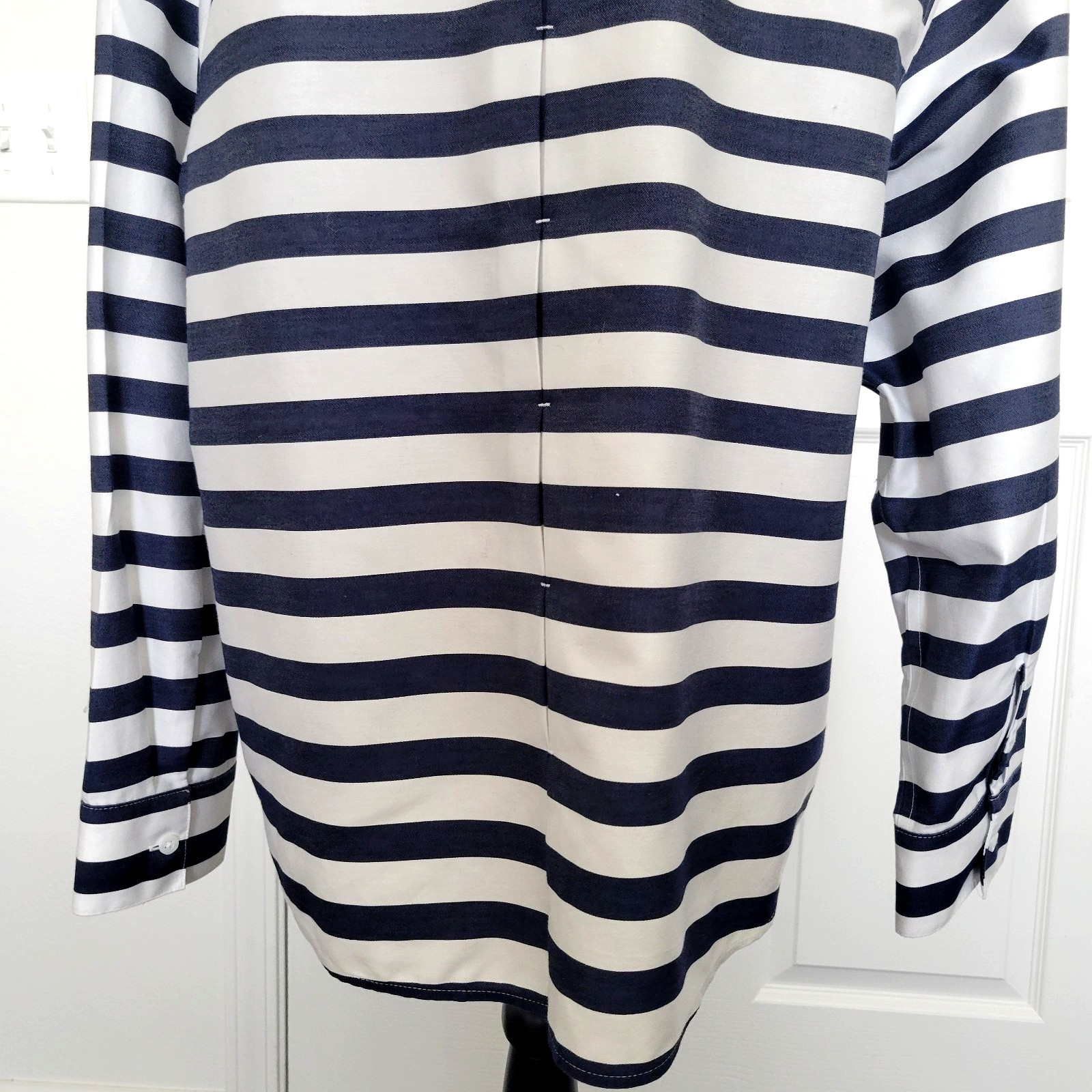 Chicos Shirt Womens 3.5 US XL 18 White Blue No Iron Stripe Pleated Stitch Back