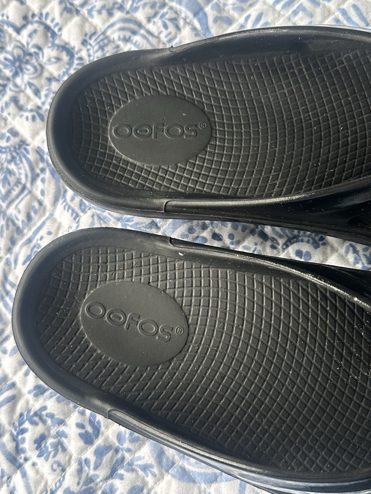Women’s Luxe Patent Black OOFOS OOlala Thong Flip Flop Recovery Sandal Size 9