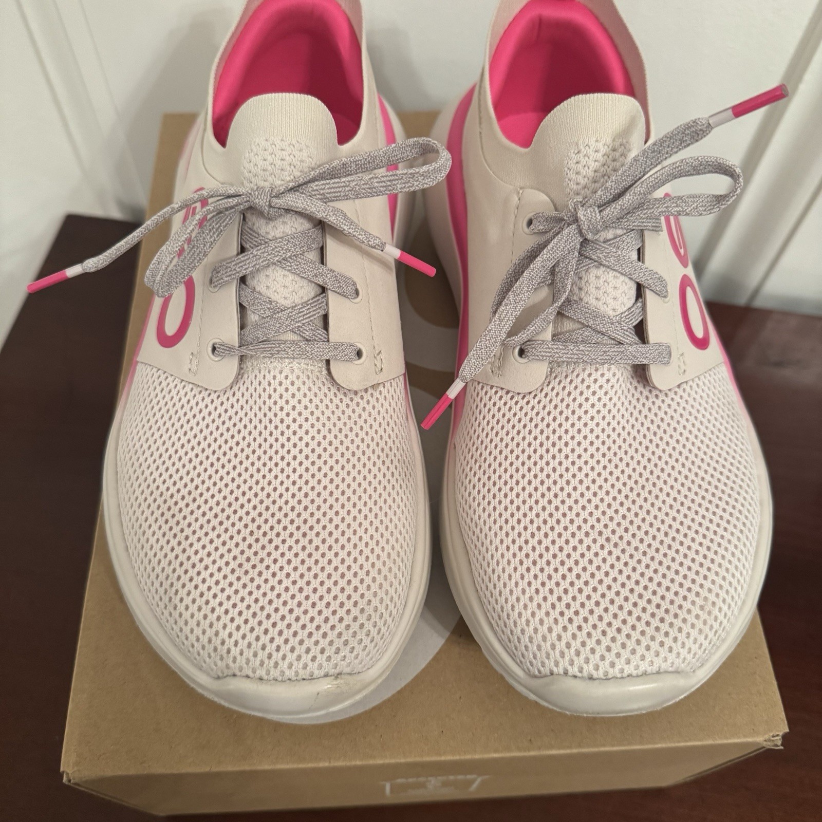 OOFOS OOmy Stride White Mesh Recovery Foam Sneakers Women’s Sz 8 Shoes Pink