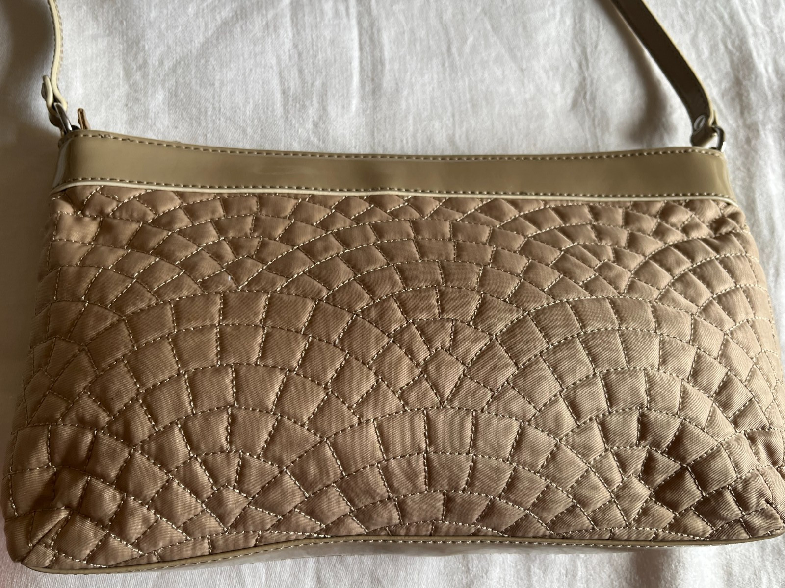 Vera Bradley Quilted Lt Tan Quilted Poly Crossbody Purse Patent Straps Accents