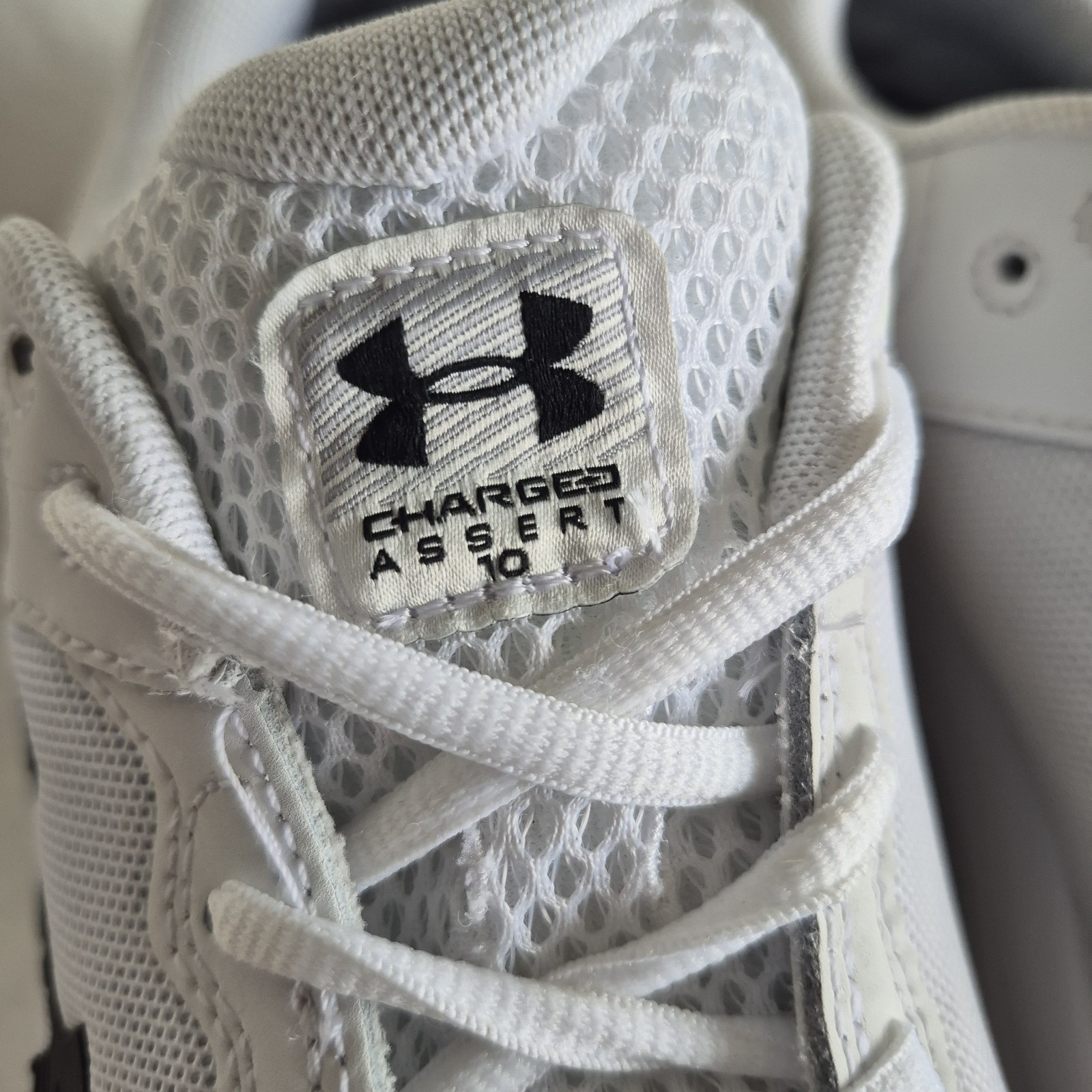 Under Armour Charged Assert Men White Black Mesh Sneakers Size 10.5 3026175-104