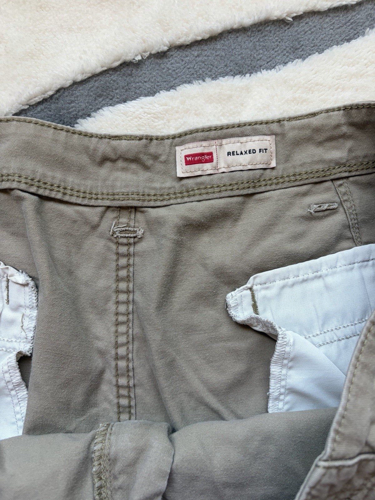 Wrangler Men’s Relaxed Fit Beige Cargo Pants Cotton Twill Pockets Waist 42
