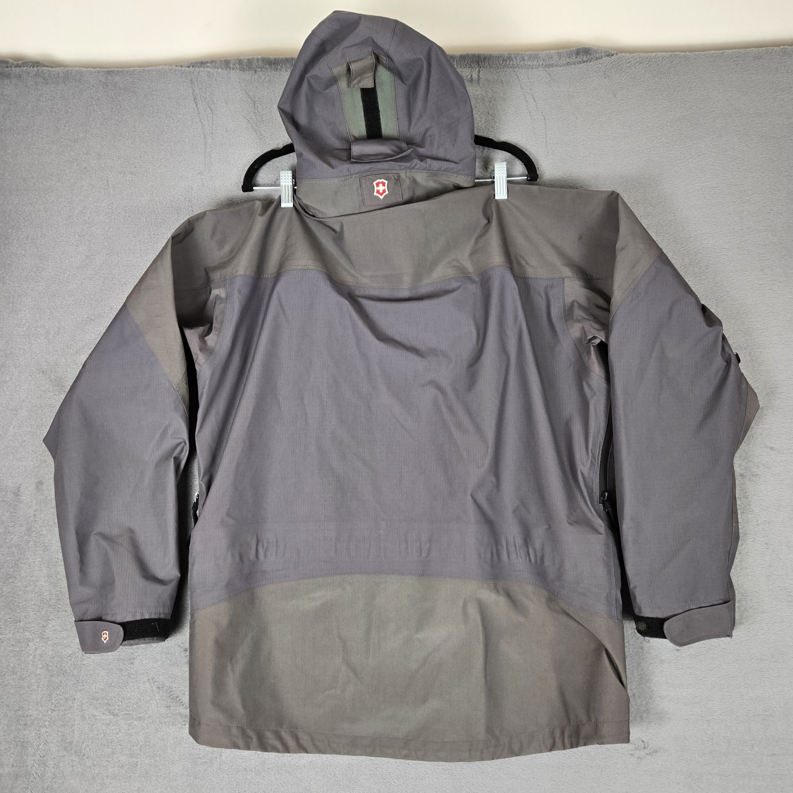 Victorinox Jacket Mens Medium Gray Gore Tex XCR Waterproof Shell Outdoor *READ