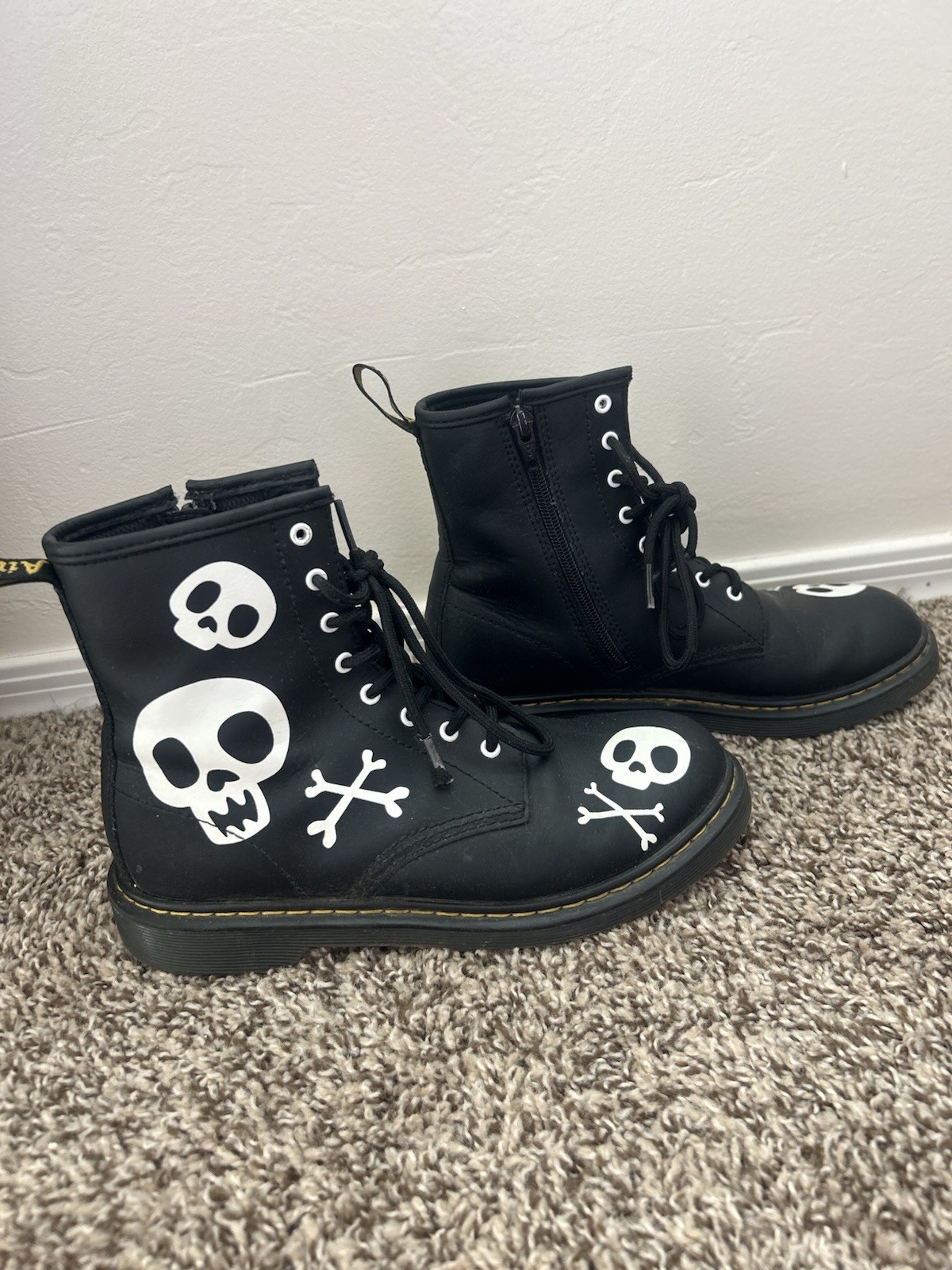 Dr. Martens 1460 Women’s Black Canvas Skull Print Lace-Up Ankle Boots US 6