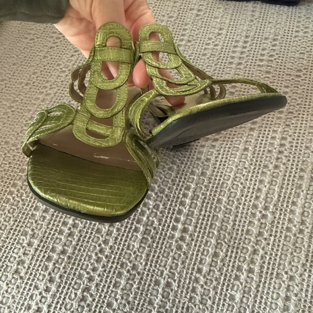 Women’s Life Stride Green Crocodile Embossed Sandals Size 8.5