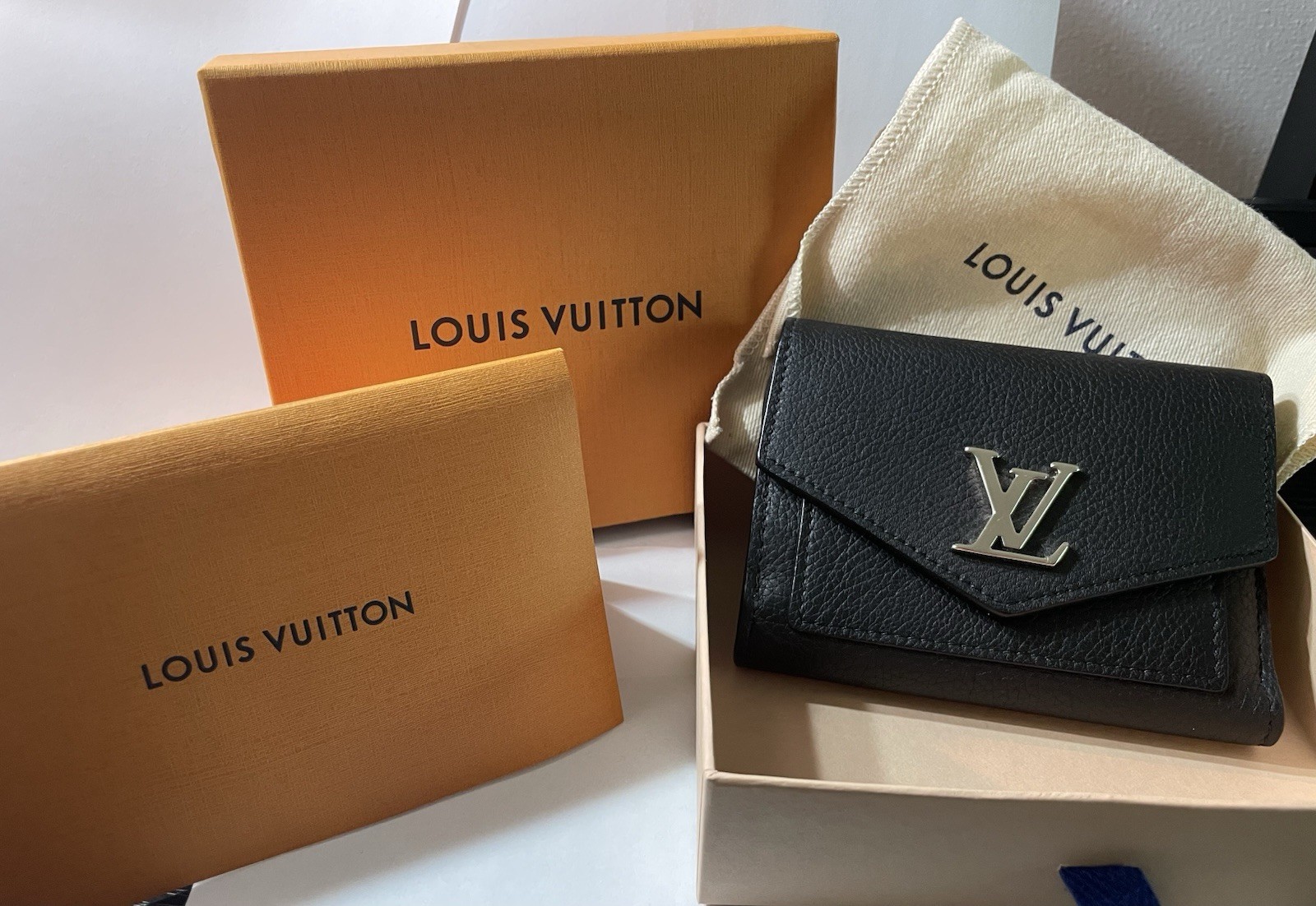Louis Vuitton Women’s Black Trifold Wallet LV Logo Zip Pocket Credit Card
