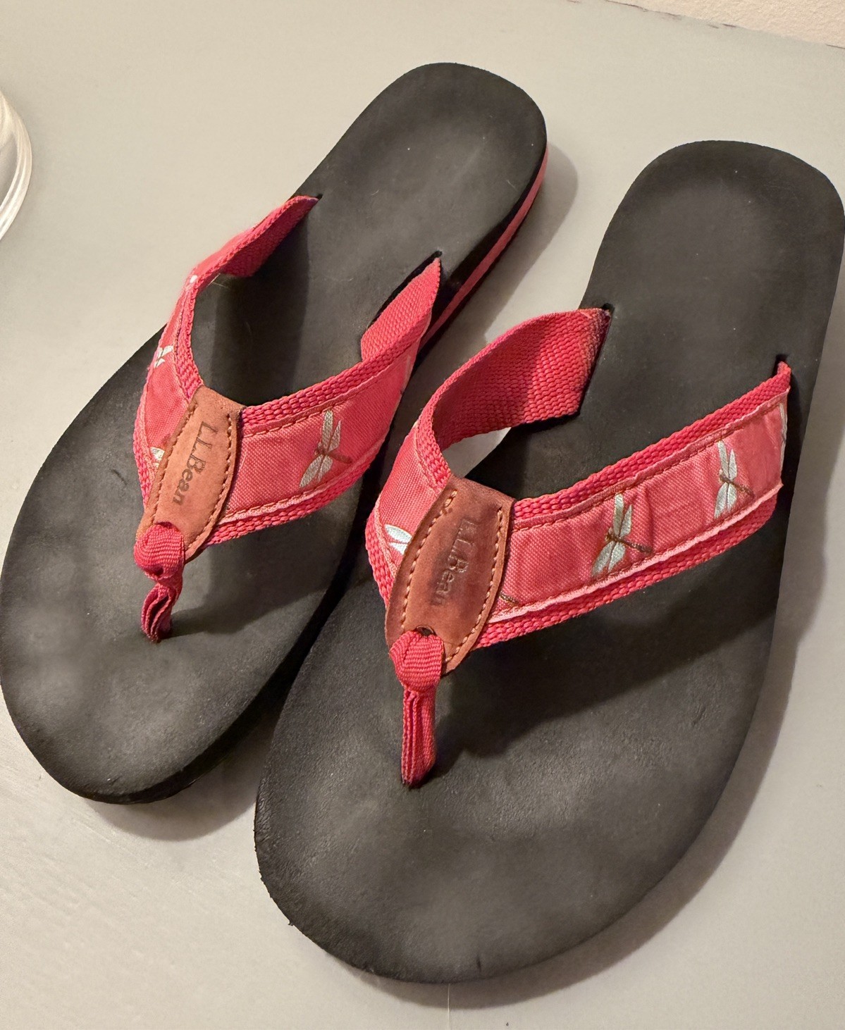 L.L. Bean Red & Black Flip Flops with Dragonfly Pattern Women’s Sandals Size 8 !