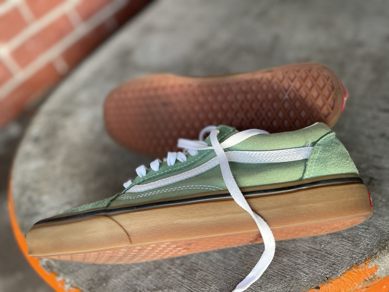 VANS Old Skool, Size 9.5 Skateboarding Sneakers Excellent Condition Green Suede