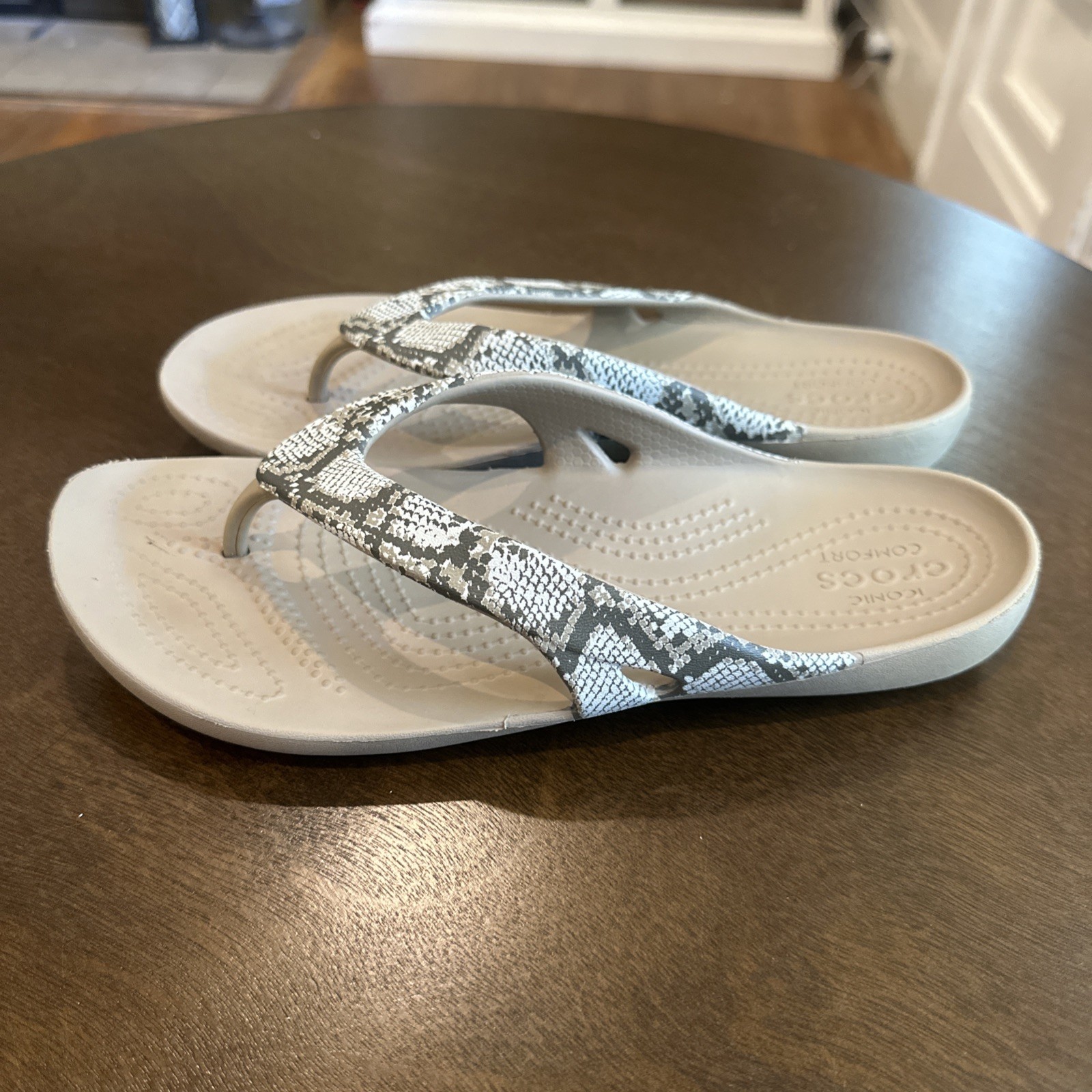 Crocs Kadee II Flip Flops Women’s Size 11 Tan Snakeskin Sandals